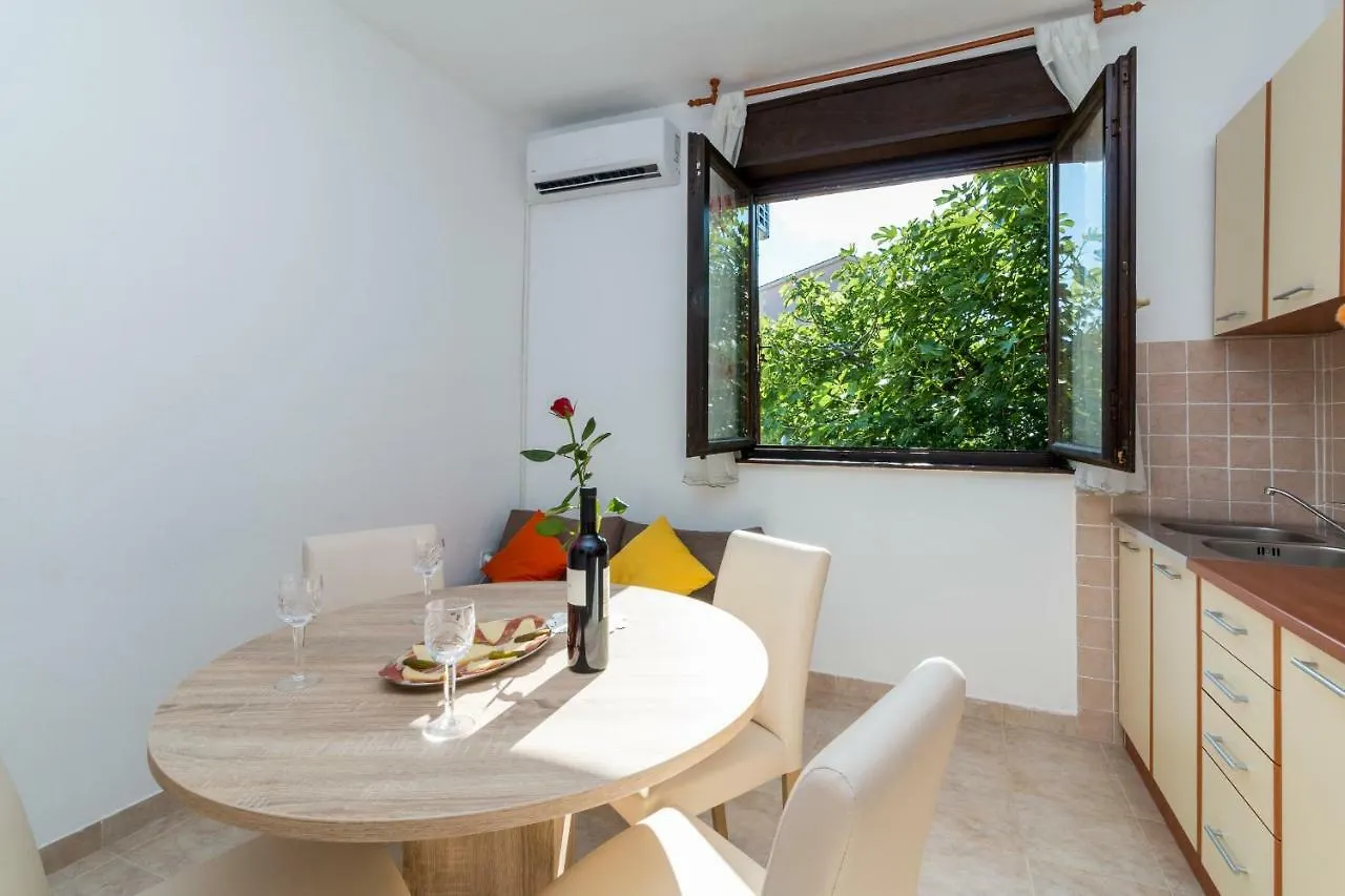 Apartment Red Rose Kastela Croatia